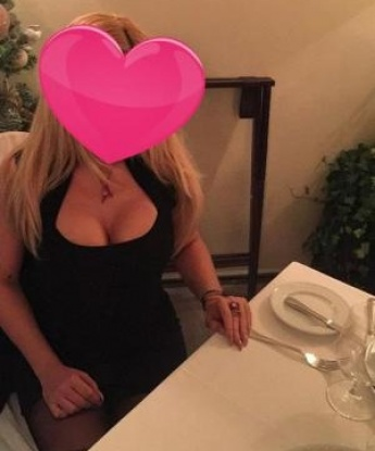 Опыт и женственность - мои главные козыри, которыми я обладаю. В Москве я готова предложить тебе широкий спектр услуг: классический массаж, эротический массаж, стриптиз, ролевые игры и не только. Не бойся быть свободным и расслабленным со мной. Мои фото и отзывы не оставят тебя равнодушным 😉. Жду вас в Москве для незабываемых встреч! 🌟💋 3940, 27 лет